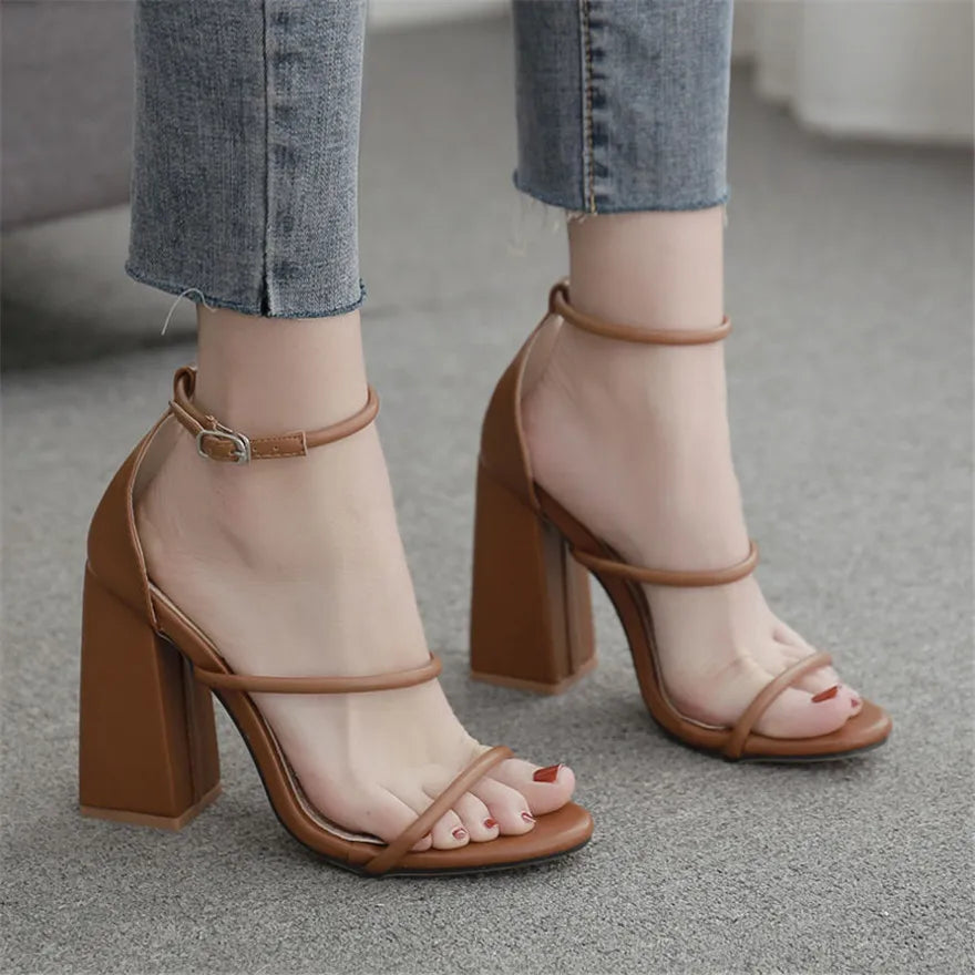 סנדלי עקב קרוליין